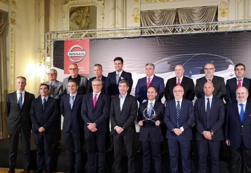 Representantes Institucionales posando con los galardonados y el jurado.