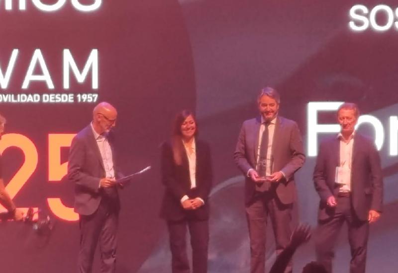 Foto. Momento de entrega del Premio Sosteniblidad por Jesús Orozco a FORD ESPAÑA