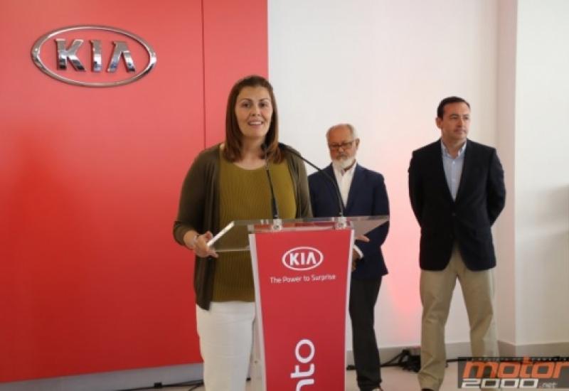 Doña Mónica Suárez en primer término acompañada detrás por don Andrés Rodríguez Izquier y don Eduardo Zavala.